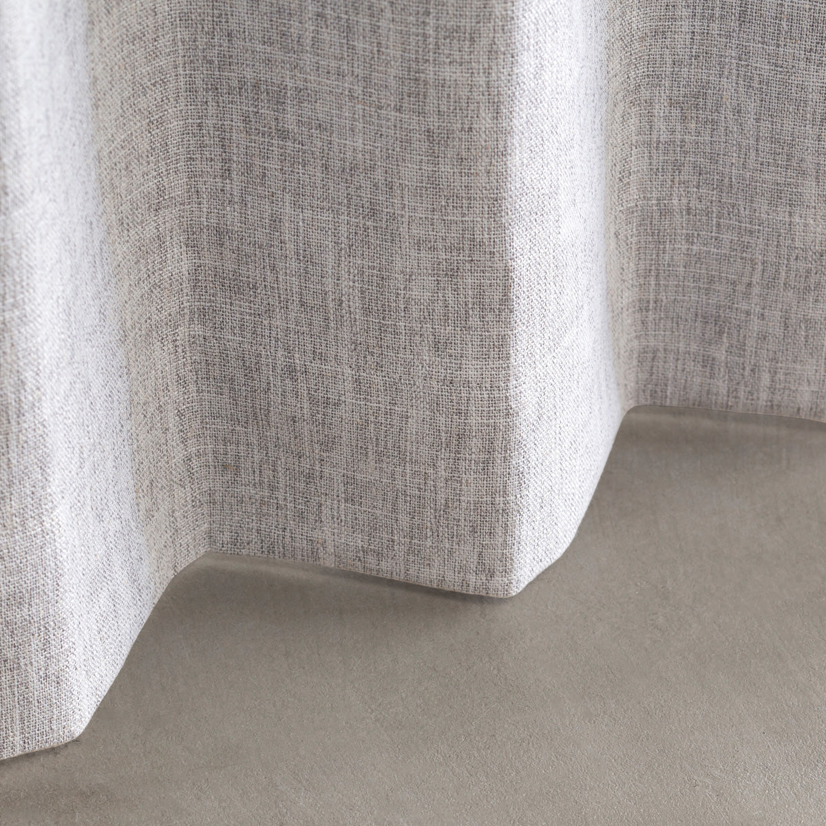 高い遮光・防音機能とシンプルモダンなデザインを兼ね備えたポリエステル製カーテン/グレー（裾）