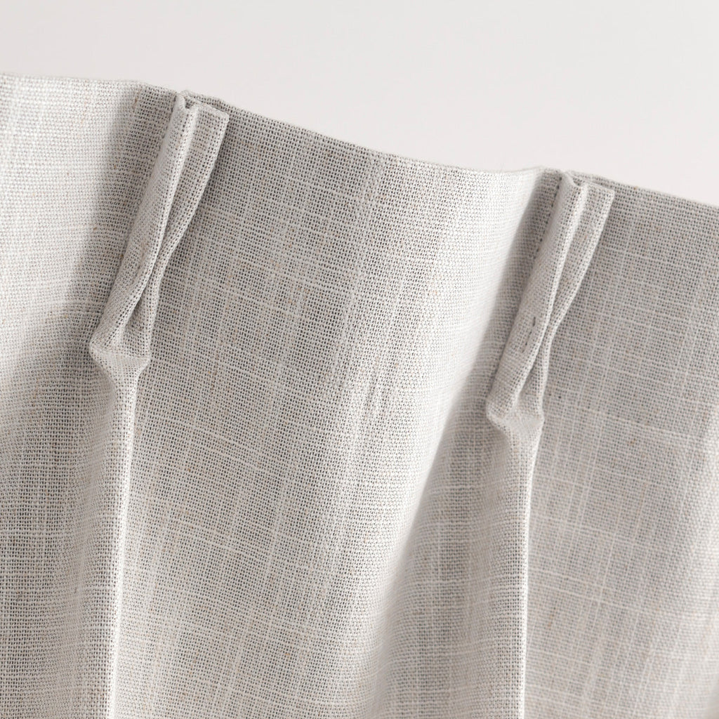 高い遮光・防音機能とシンプルモダンなデザインを兼ね備えたポリエステル製カーテン/アイボリー（上部）