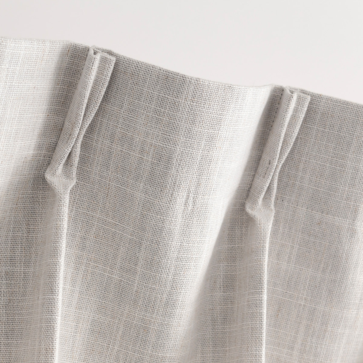 高い遮光・防音機能とシンプルモダンなデザインを兼ね備えたポリエステル製カーテン/アイボリー（上部）