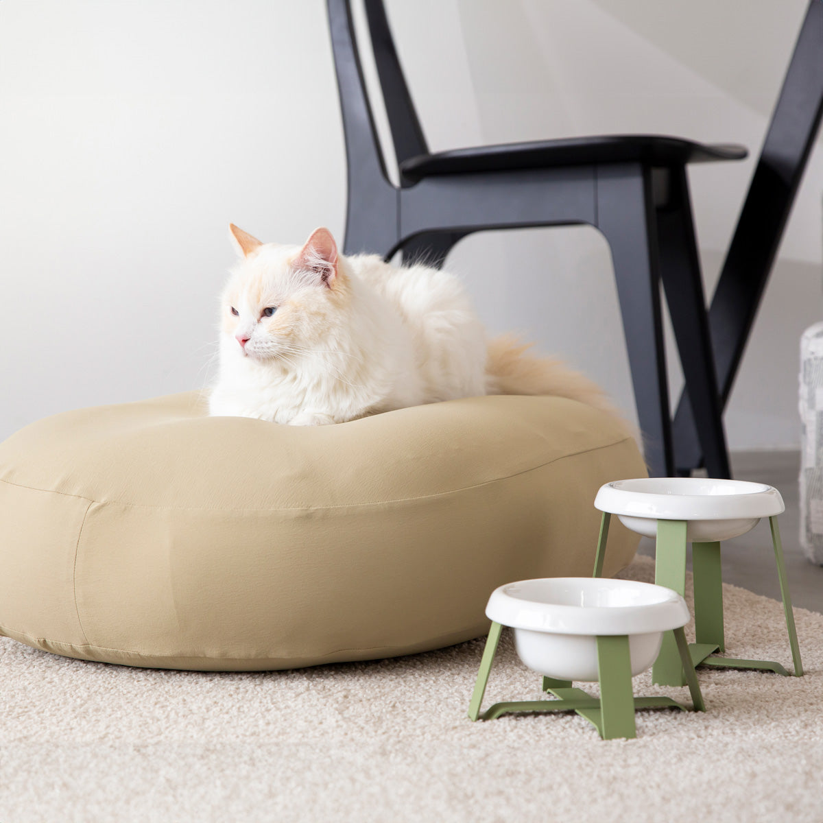 猫の爪にも強いさらりとした手触りのカバーのビーズクッション／ベージュS（使用例2）
