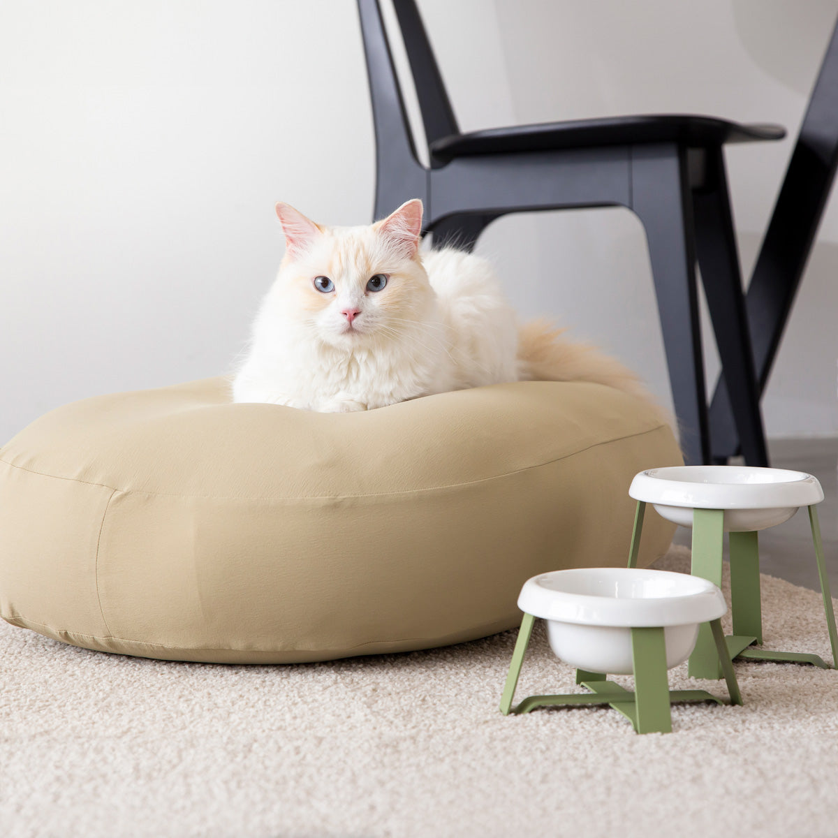 猫の爪にも強いさらりとした手触りのカバーのビーズクッション／ベージュS（使用例1）
