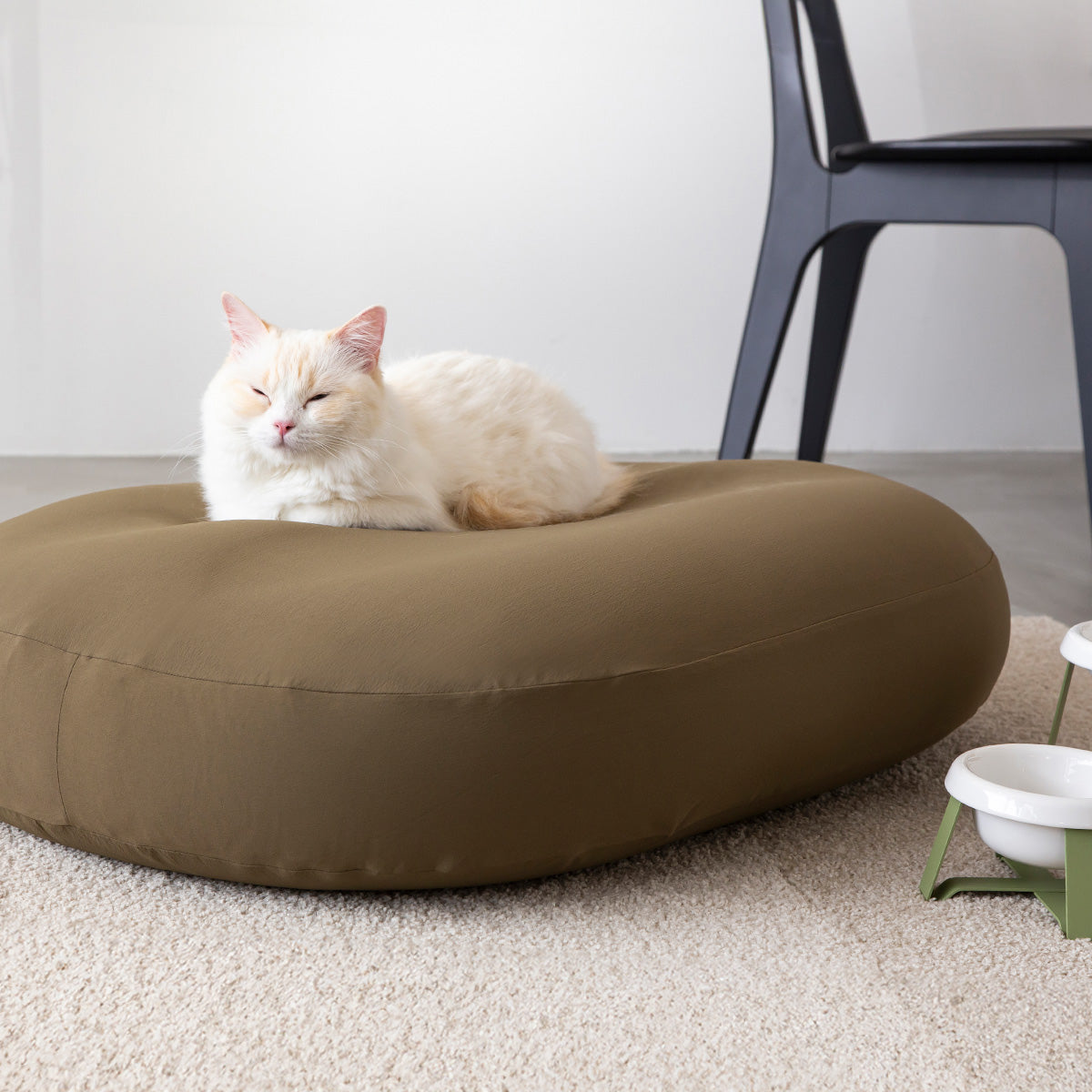 猫の爪にも強いさらりとした手触りのカバーのビーズクッション／オリーブM（使用例）