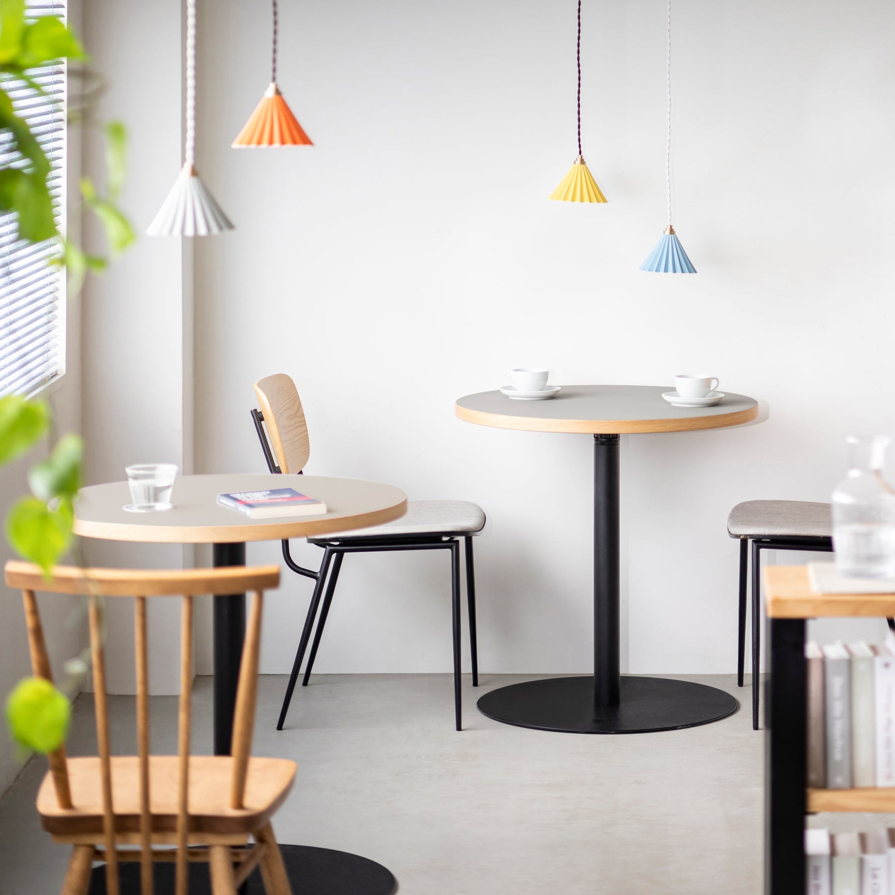 スマート造作カフェテーブル / リノリウム 全32色　黒スチール脚 1本脚 × ラウンド φ61 - 70