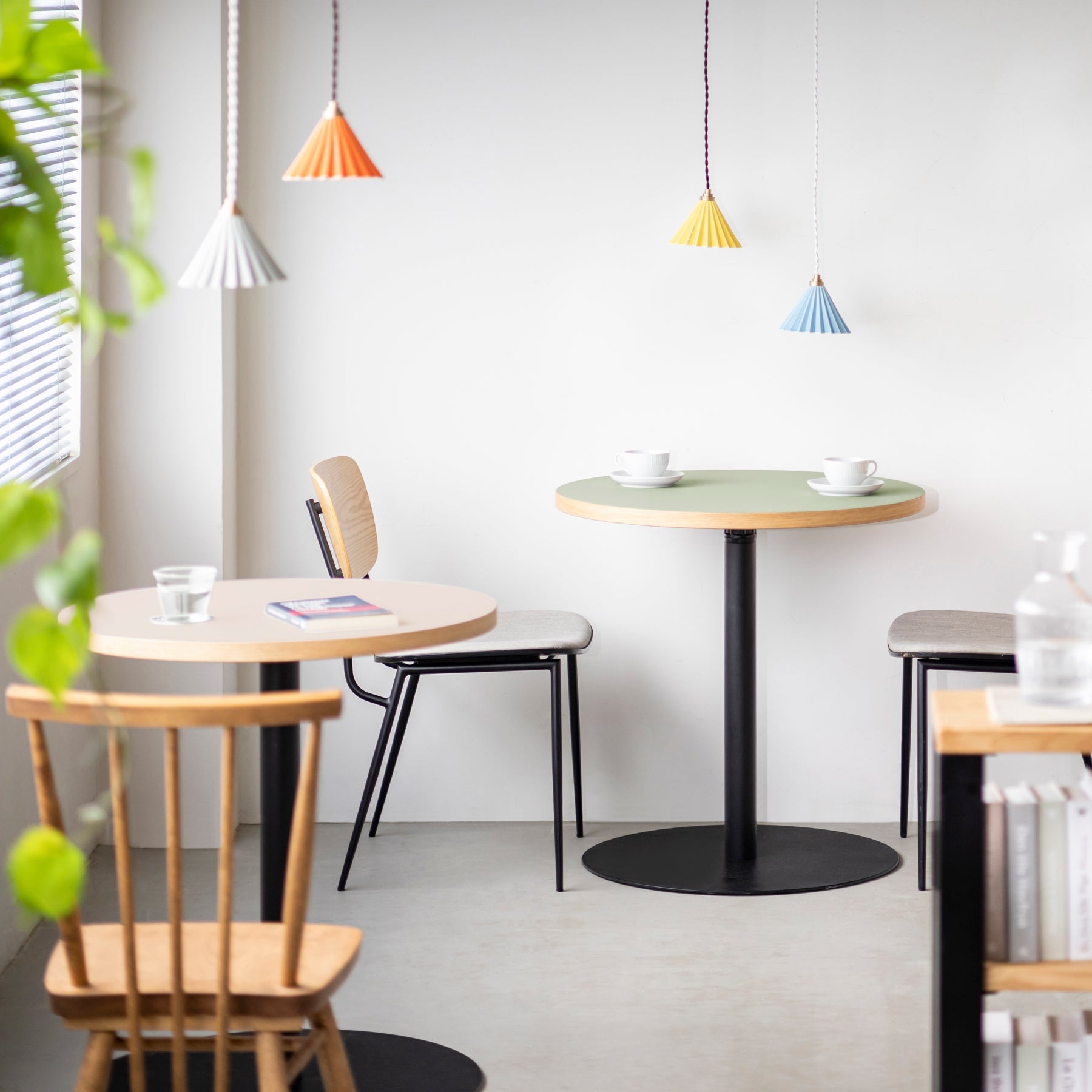 スマート造作カフェテーブル / リノリウム 全32色　黒スチール脚 1本脚 × ラウンド φ61 - 70