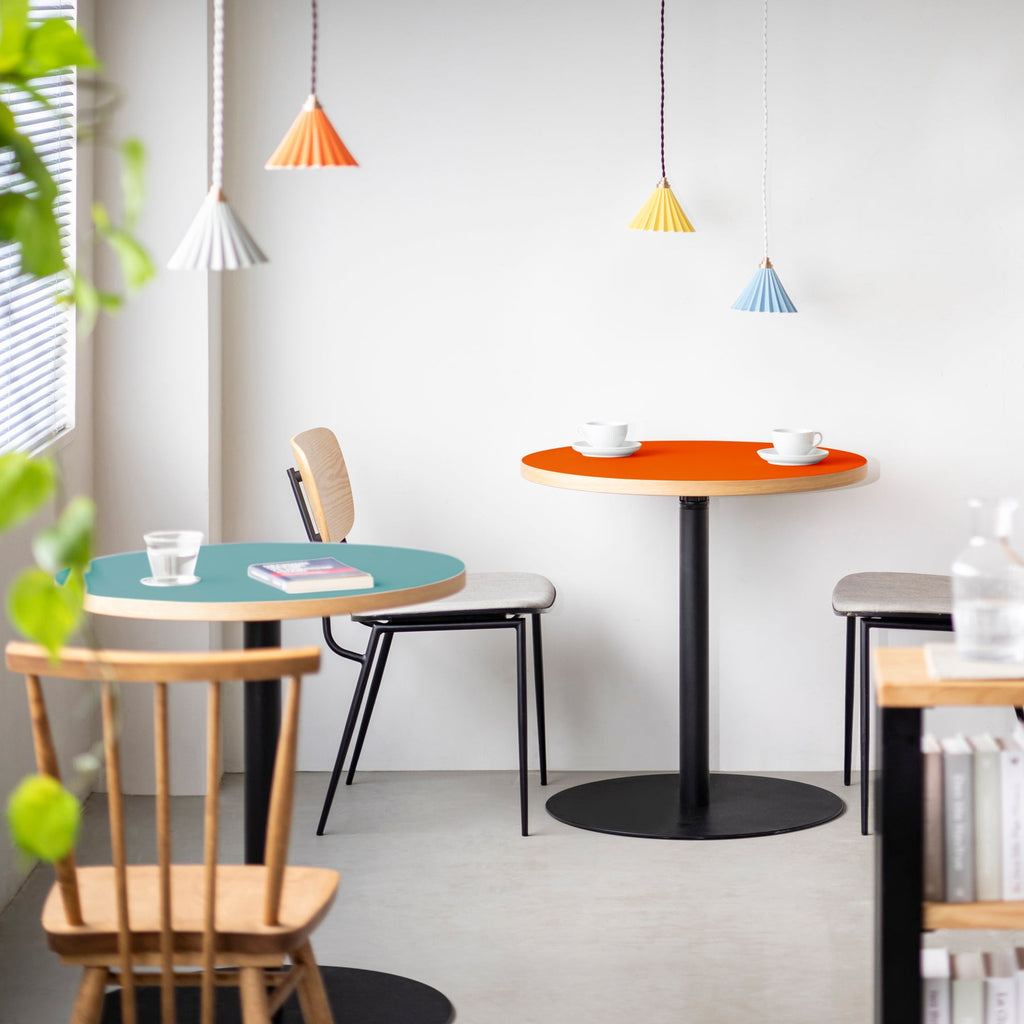 スマート造作カフェテーブル / リノリウム 全32色　黒スチール脚 1本脚 × ラウンド φ61 - 70