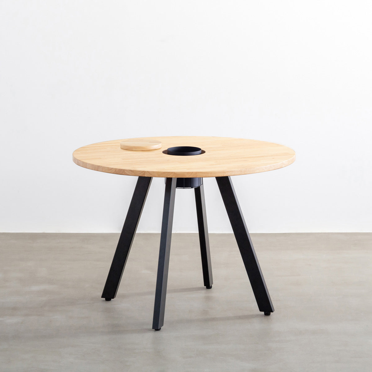 KANADEMONOのワイヤーバスケット付きのラバーウッド材ナチュラルのラウンド天板にマットブラックの4pinアイアン脚を組み合わせたカフェテーブル