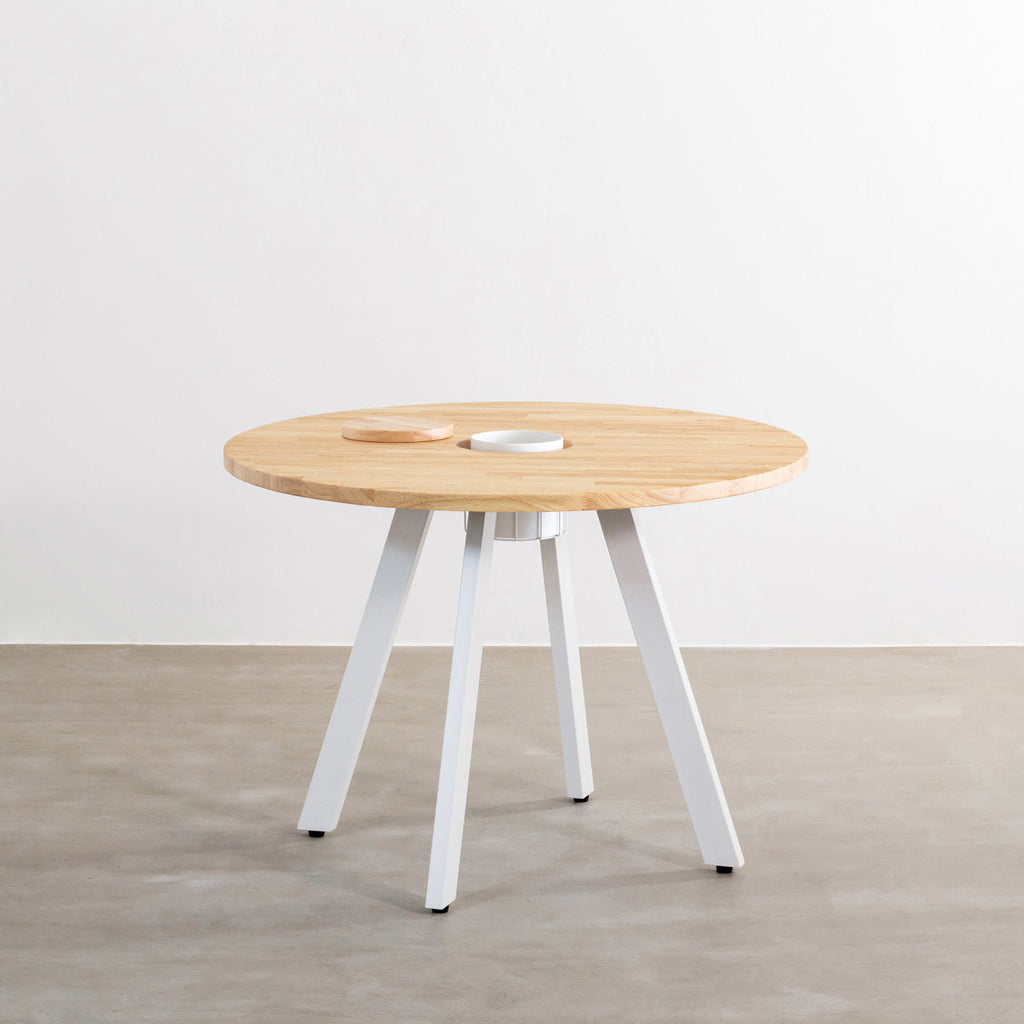 KANADEMONOのワイヤーバスケット付きのラバーウッド材ナチュラルのラウンド天板にマットホワイトの4pinアイアン脚を組み合わせたカフェテーブル