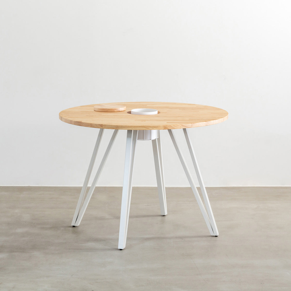 KANADEMONOのワイヤーバスケット付きのラバーウッド材ナチュラルのラウンド天板にマットホワイトのトライアングル鉄脚を組み合わせたカフェテーブル