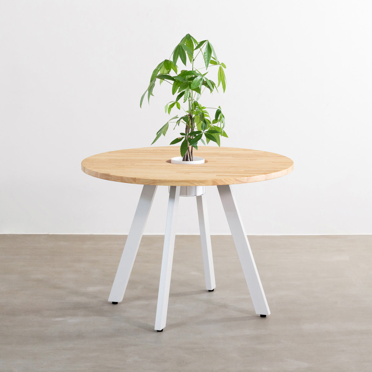 KANADEMONOのワイヤーバスケット付きのラバーウッド材ナチュラルのラウンド天板にマットホワイトの4pinアイアン脚を組み合わせたカフェテーブル（バスケット使用例）