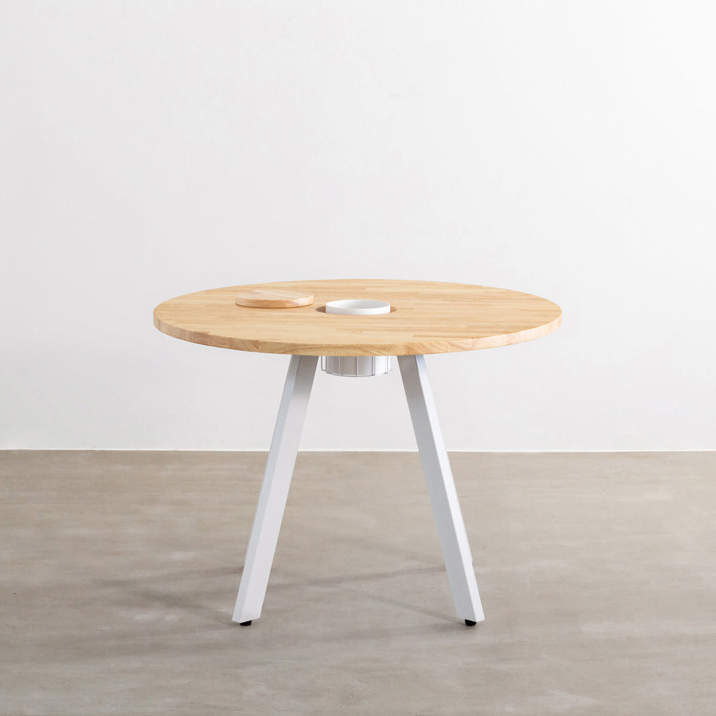 KANADEMONOのワイヤーバスケット付きのラバーウッド材ナチュラルのラウンド天板にマットホワイトの4pinアイアン脚を組み合わせたカフェテーブル（正面）