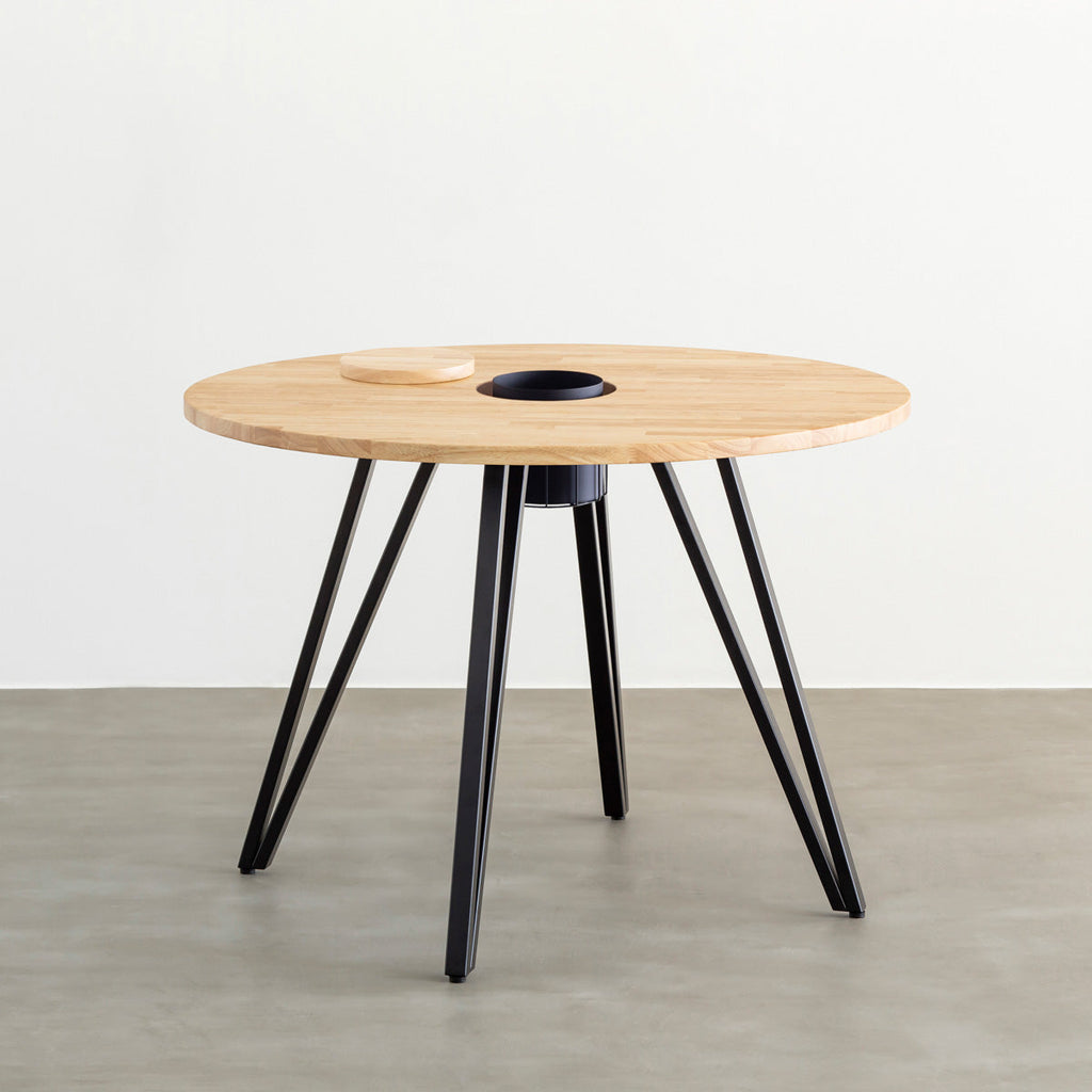 KANADEMONOのワイヤーバスケット付きのラバーウッド材ナチュラルのラウンド天板にマットブラックのトライアングル鉄脚を組み合わせたカフェテーブル