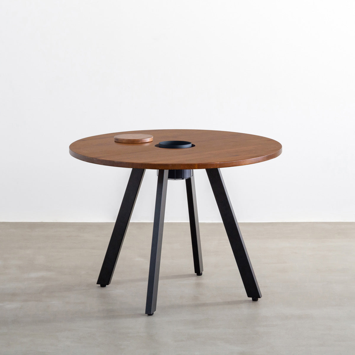 KANADEMONOのワイヤーバスケット付きのラバーウッド材ブラウンのラウンド天板にマットブラックの4pinアイアン脚を組み合わせたカフェテーブル