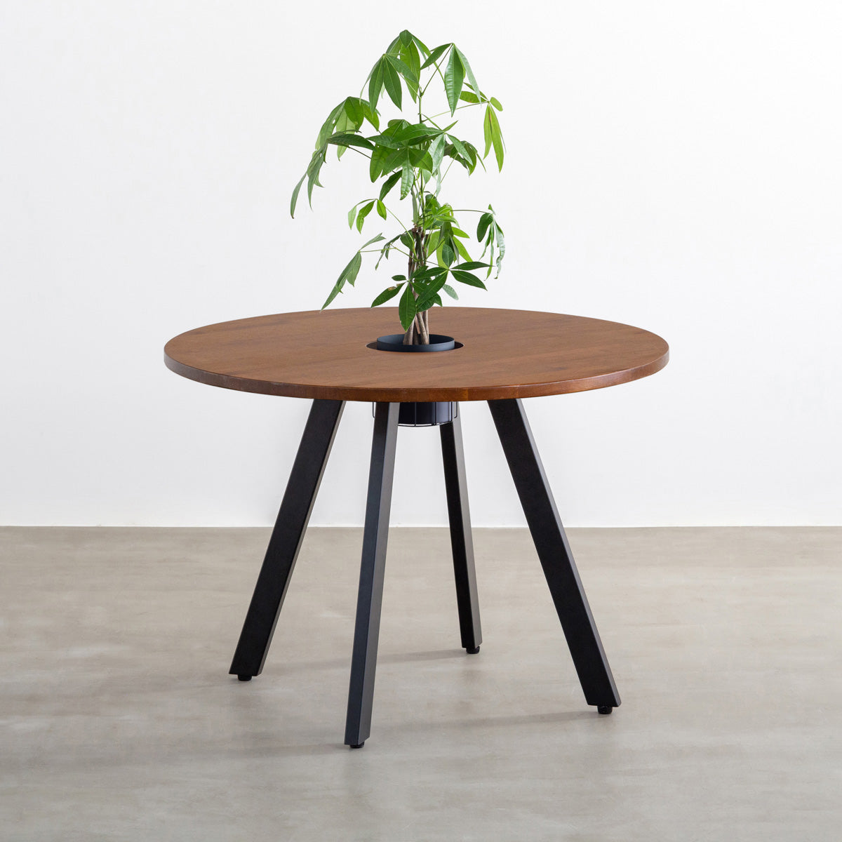 KANADEMONOのワイヤーバスケット付きのラバーウッド材ブラウンのラウンド天板にマットブラックの4pinアイアン脚を組み合わせたカフェテーブル（バスケット使用例）