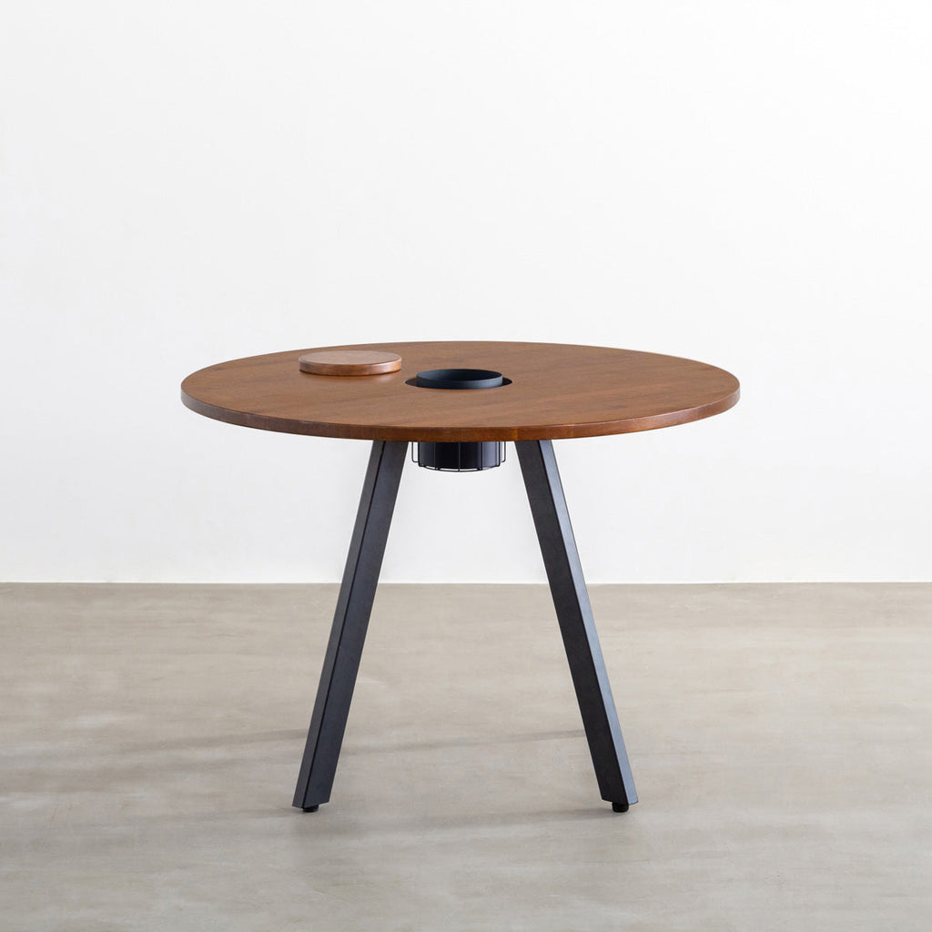 KANADEMONOのワイヤーバスケット付きのラバーウッド材ブラウンのラウンド天板にマットブラックの4pinアイアン脚を組み合わせたカフェテーブル（正面）