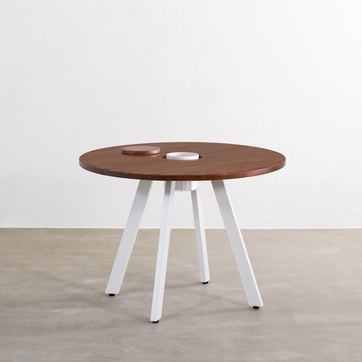 KANADEMONOのワイヤーバスケット付きのラバーウッド材ブラウンのラウンド天板にマットホワイトの4pinアイアン脚を組み合わせたカフェテーブル