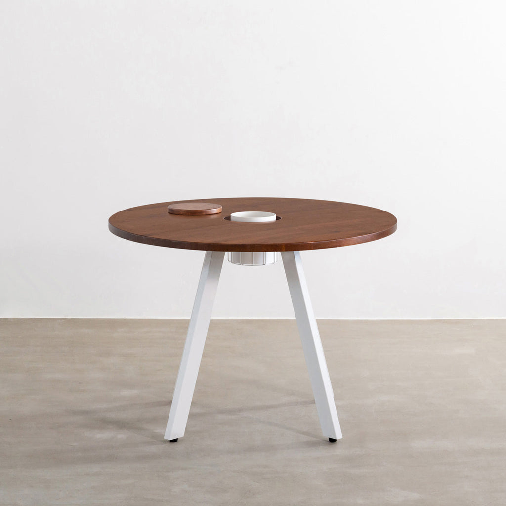 KANADEMONOのワイヤーバスケット付きのラバーウッド材ブラウンのラウンド天板にマットホワイトの4pinアイアン脚を組み合わせたカフェテーブル（正面）