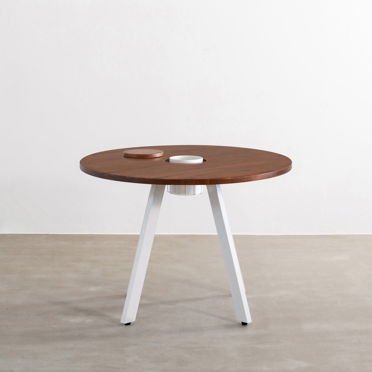 KANADEMONOのワイヤーバスケット付きのラバーウッド材ブラウンのラウンド天板にマットホワイトの4pinアイアン脚を組み合わせたカフェテーブル（正面）