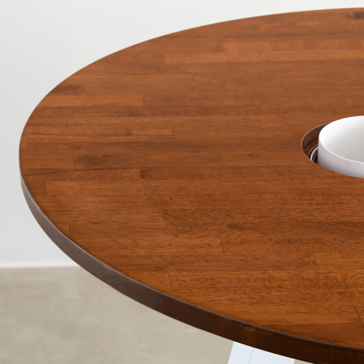 KANADEMONOのワイヤーバスケット付きのラバーウッド材ブラウンのラウンド天板にマットホワイトの4pinアイアン脚を組み合わせたカフェテーブル（天板）