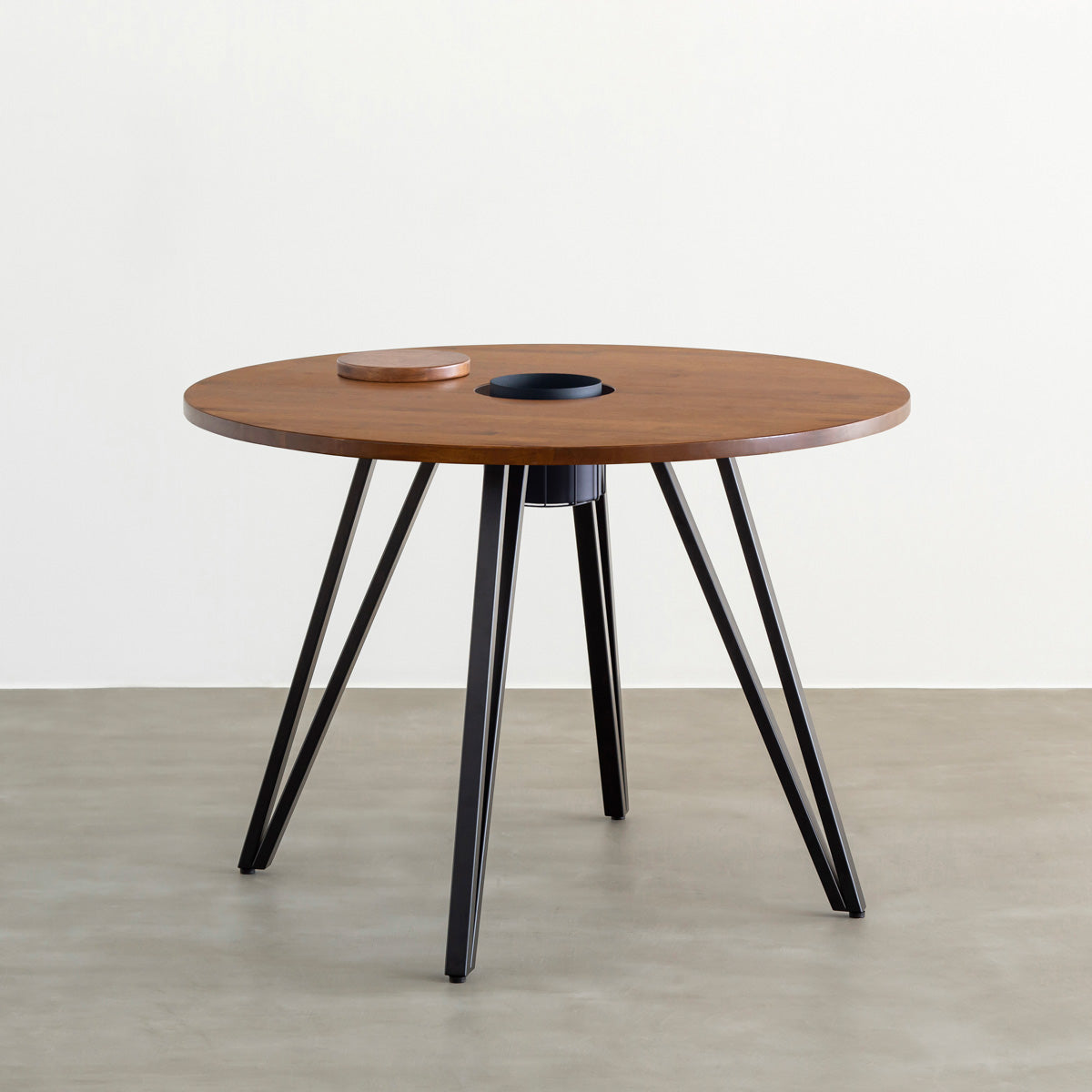 KANADEMONOのワイヤーバスケット付きのラバーウッド材ブラウンのラウンド天板にマットブラックのトライアングル鉄脚を組み合わせたカフェテーブル