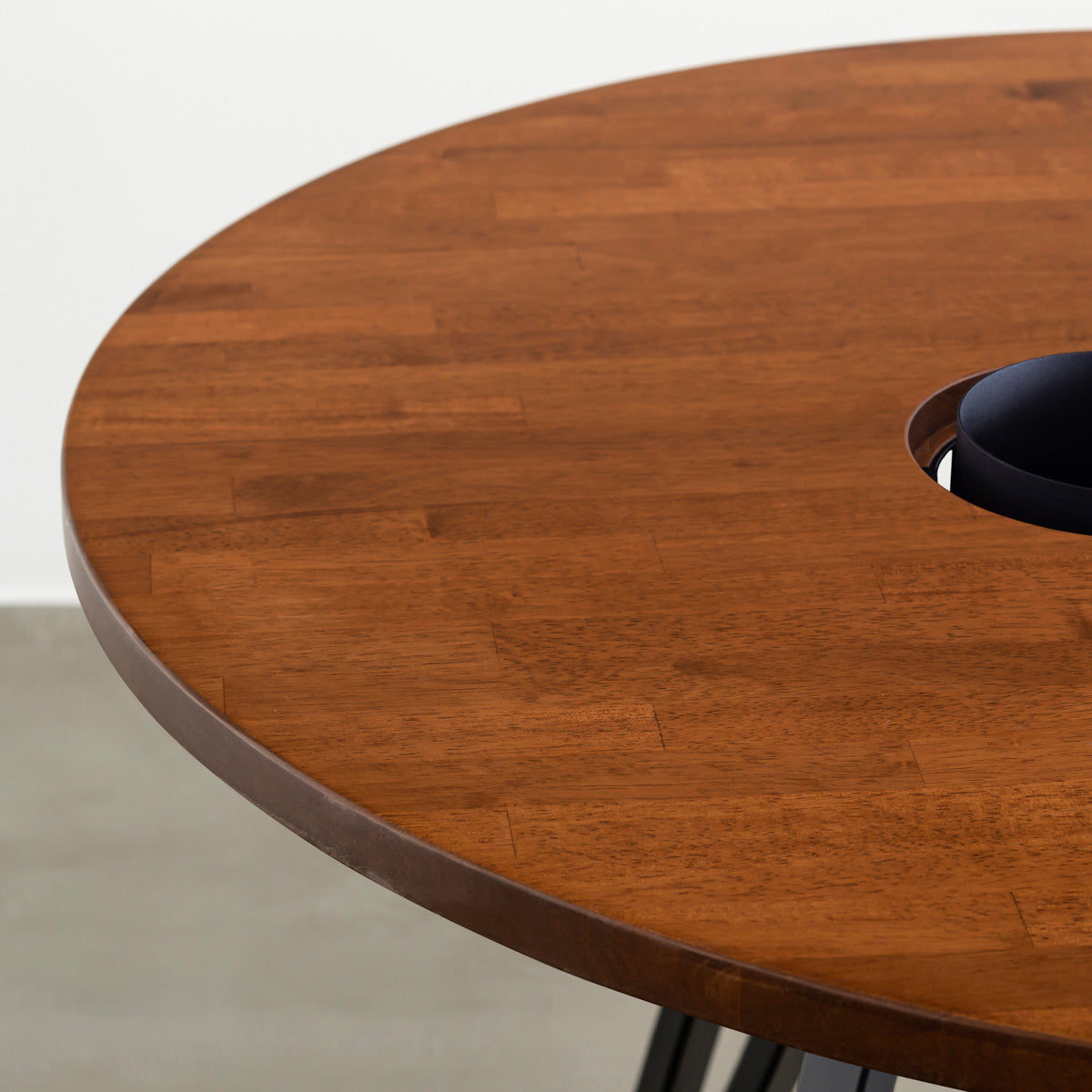 KANADEMONOのワイヤーバスケット付きのラバーウッド材ブラウンのラウンド天板にマットブラックのトライアングル鉄脚を組み合わせたカフェテーブル（天板）