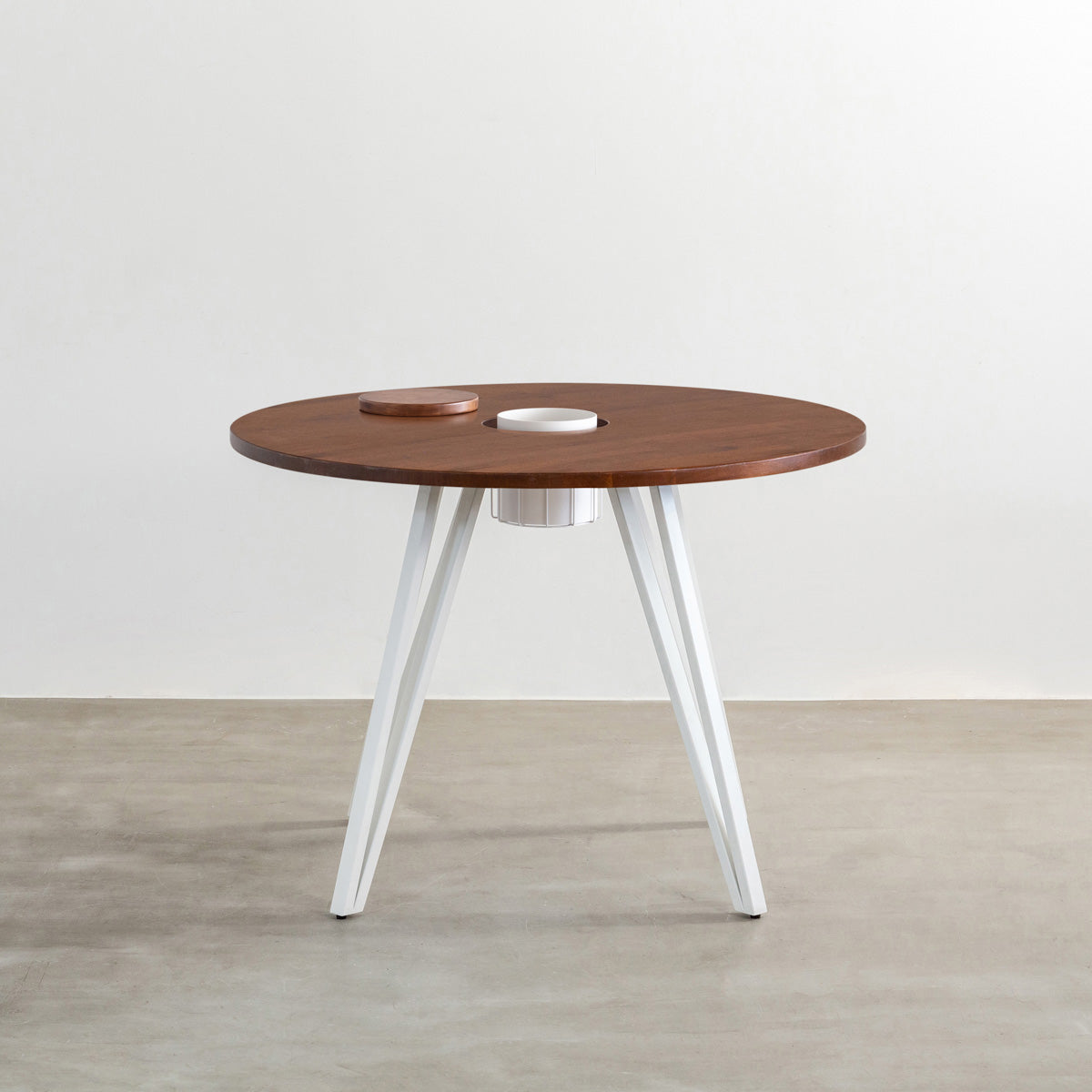 KANADEMONOのワイヤーバスケット付きのラバーウッド材ブラウンのラウンド天板にマットホワイトのトライアングル鉄脚を組み合わせたカフェテーブル（正面）