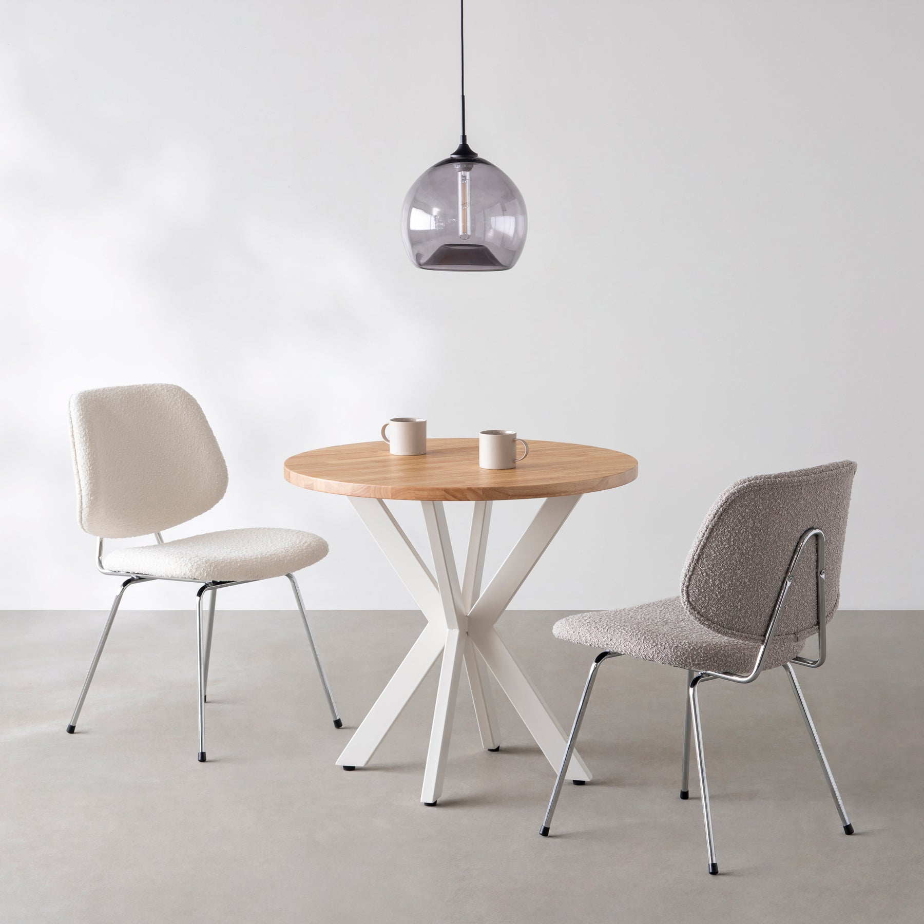 Kanademono のラバーウッドとX脚を組み合わせたカフェテーブル