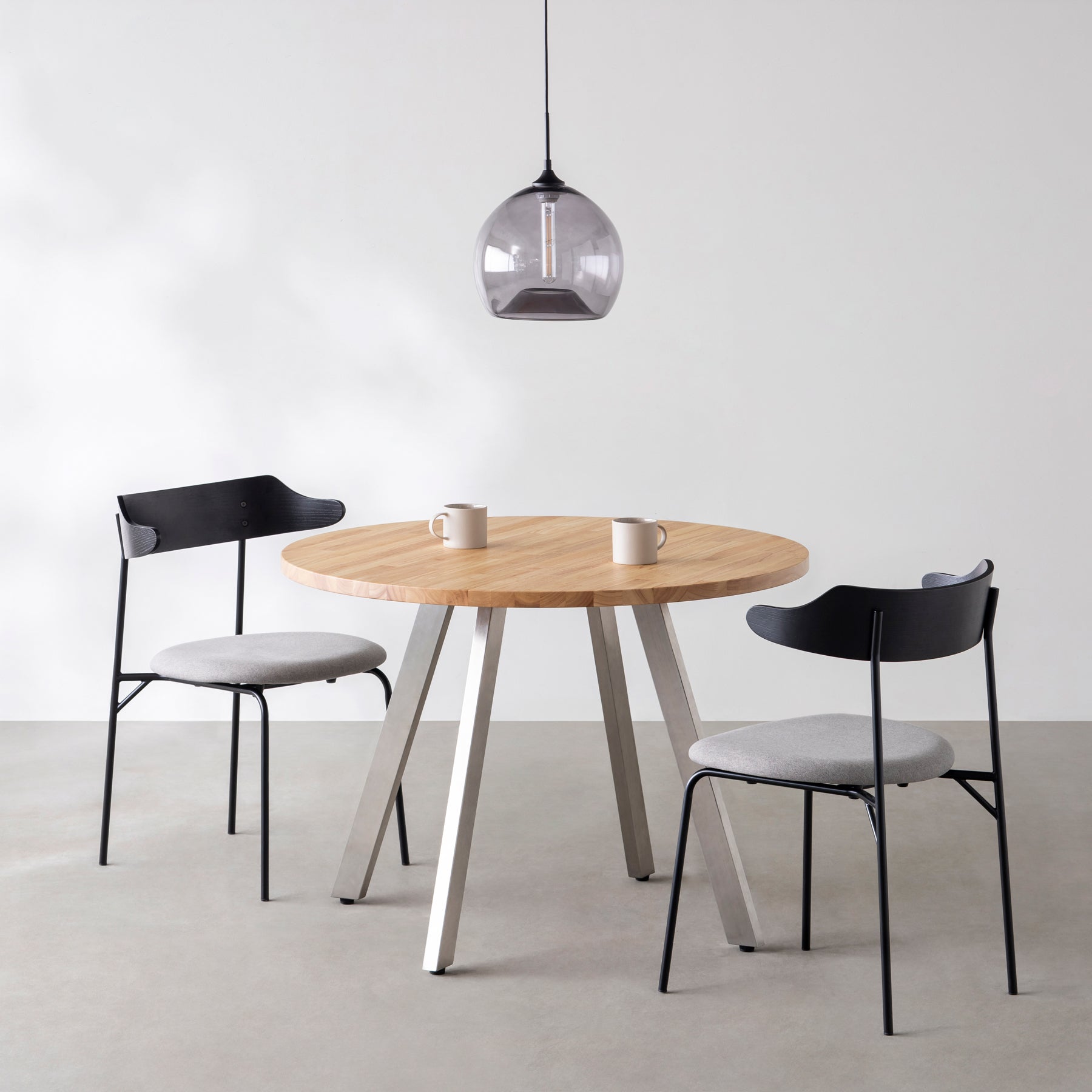 Kanademono のラバーウッドの大型カフェテーブル