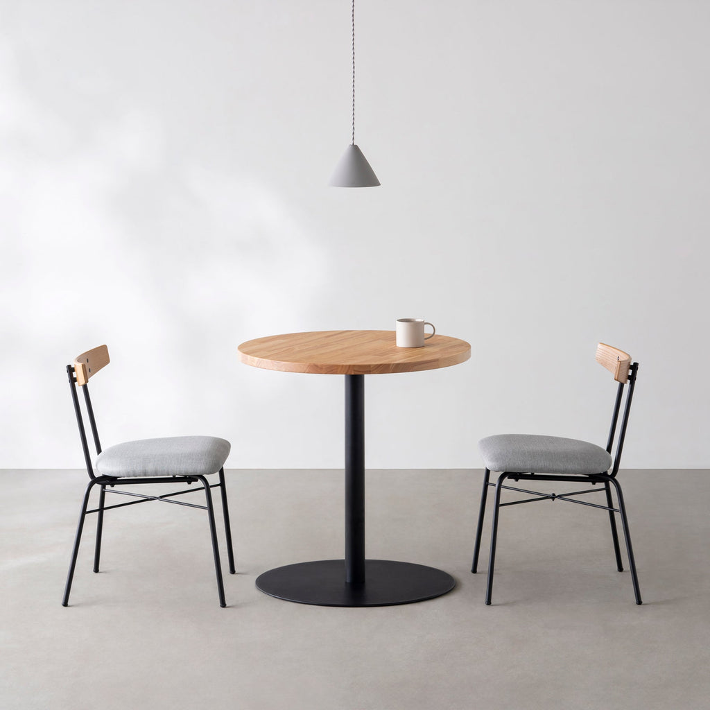 Kanademonoのラバーウッドの1本脚のカフェテーブル