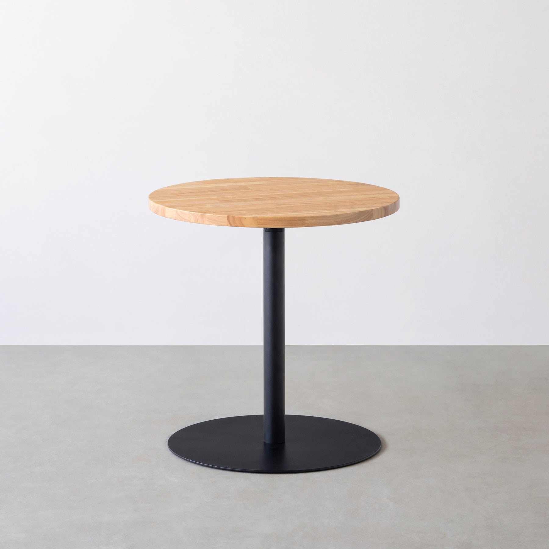 Kanademonoのラバーウッドの1本脚のカフェテーブル