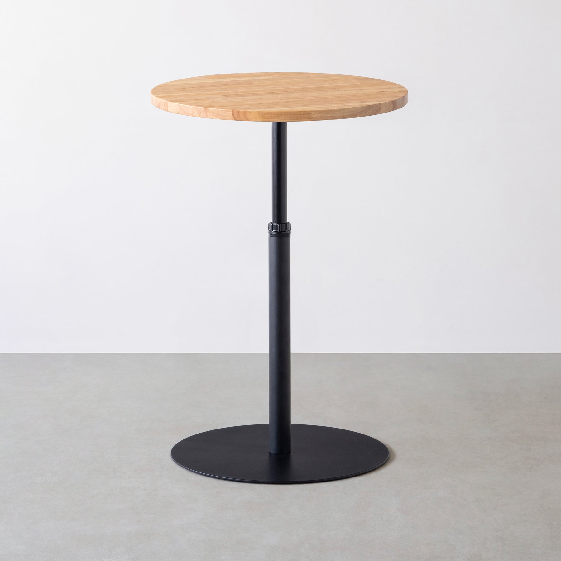 Kanademonoのラバーウッドの1本脚のカフェテーブル