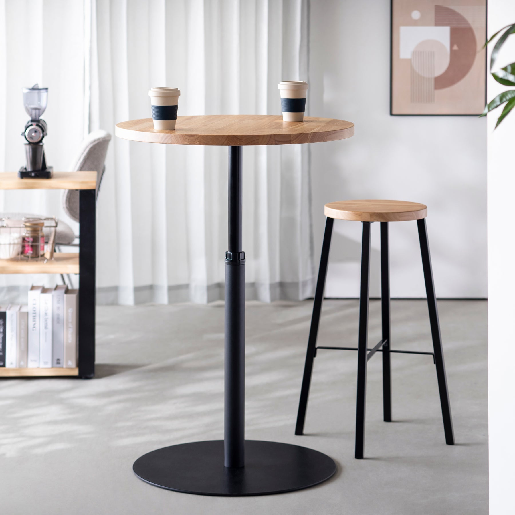 Kanademonoのラバーウッドの1本脚のカフェテーブル