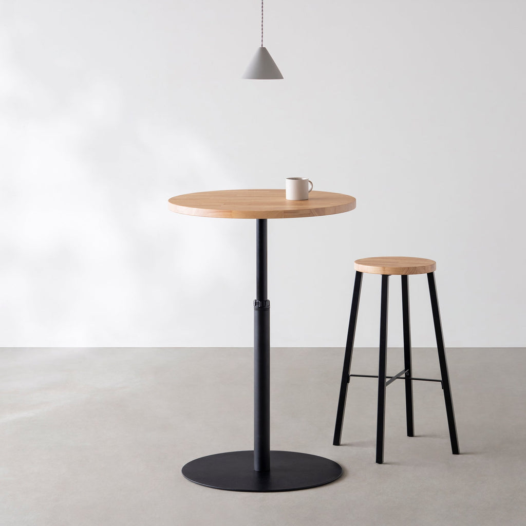 Kanademonoのラバーウッドの1本脚のカフェテーブル