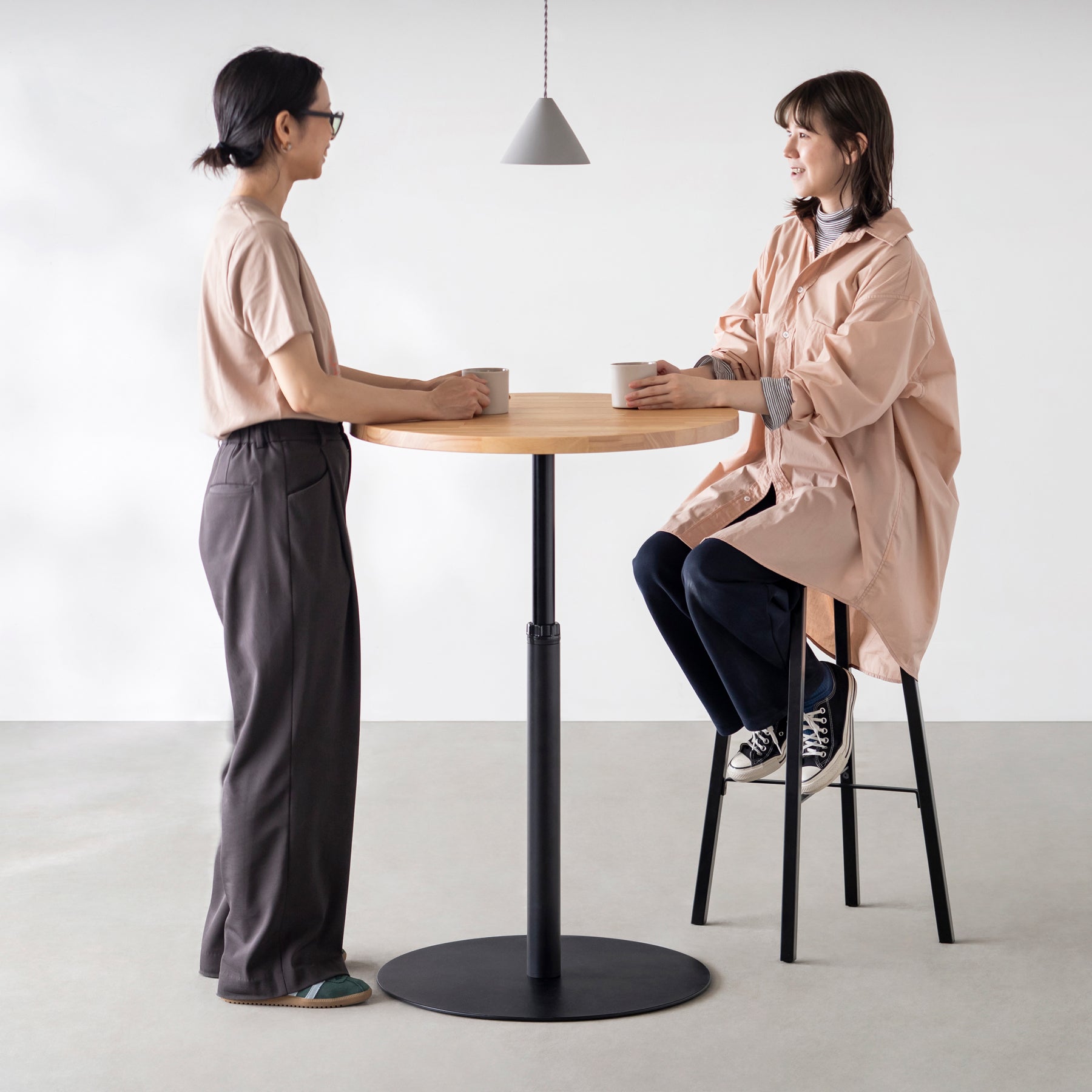 Kanademonoのラバーウッドの1本脚のカフェテーブル