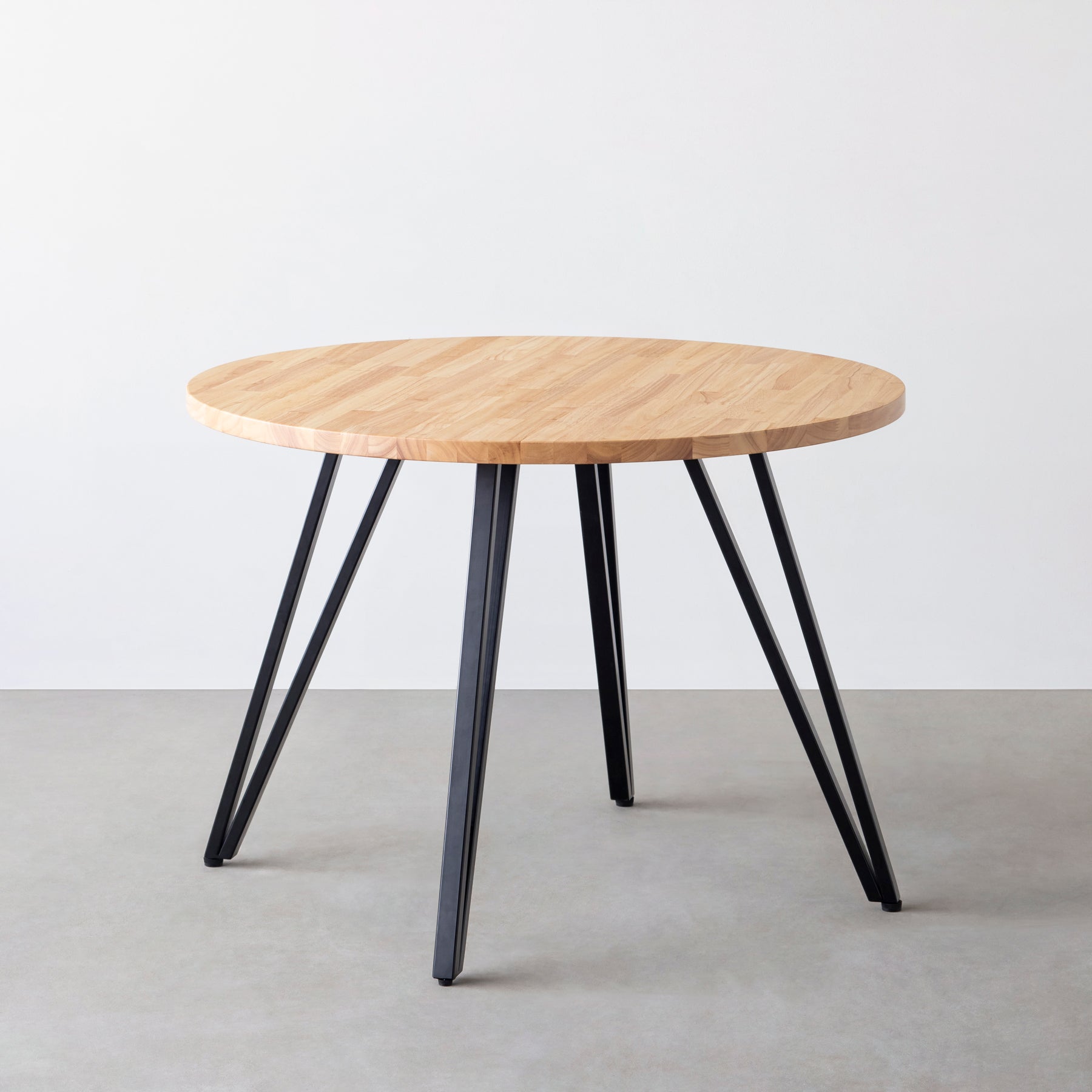 Kanademono のラバーウッドの大型カフェテーブル