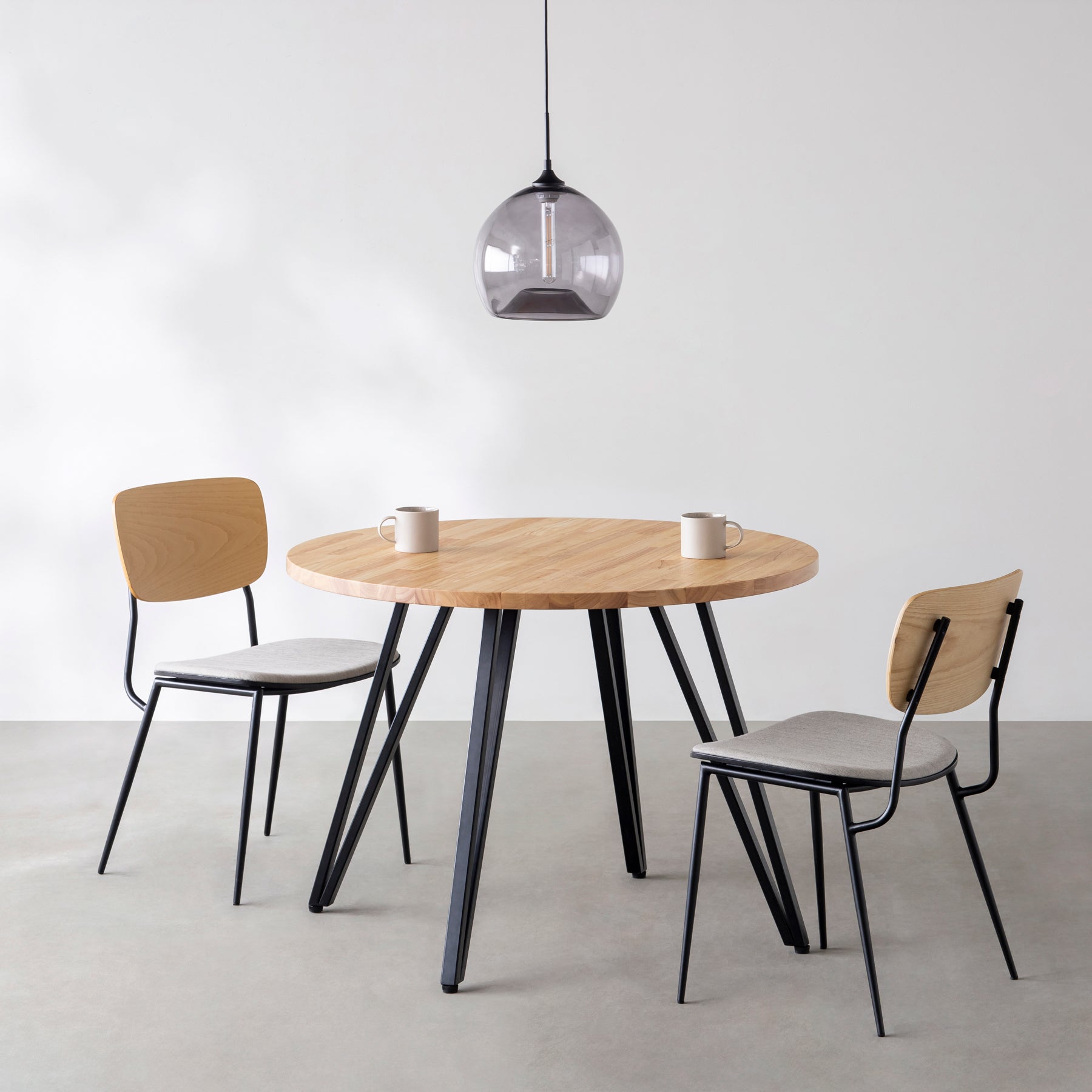 Kanademono のラバーウッドの大型カフェテーブル