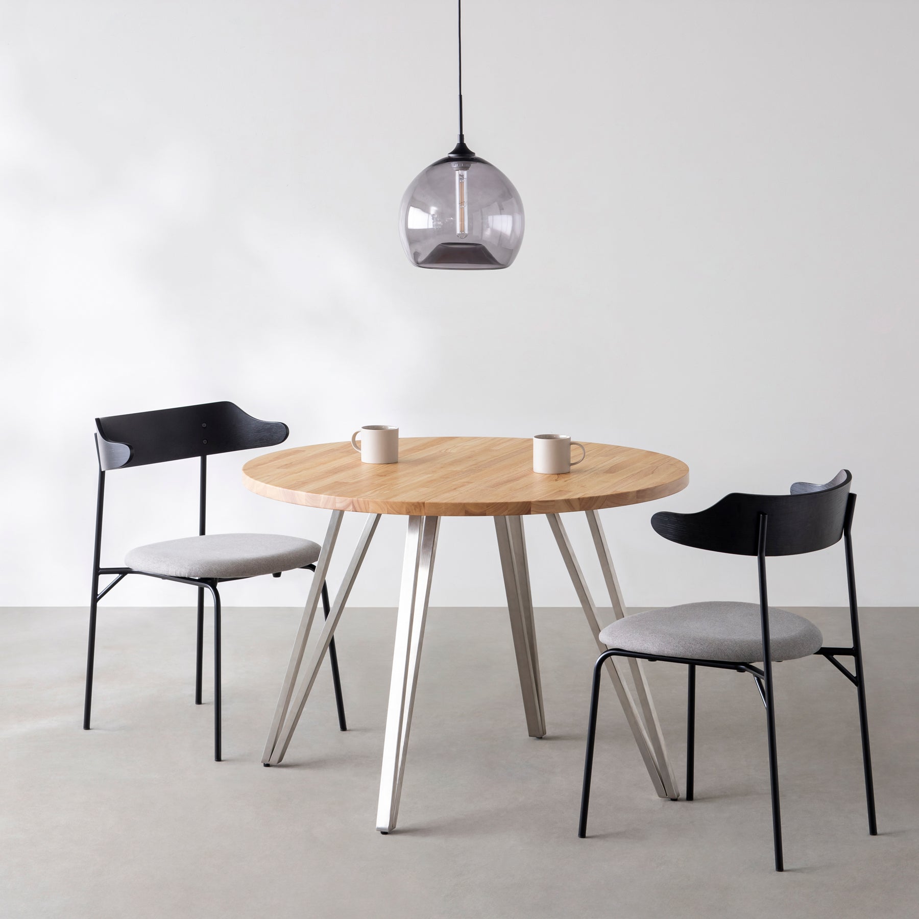 Kanademono のラバーウッドの大型カフェテーブル