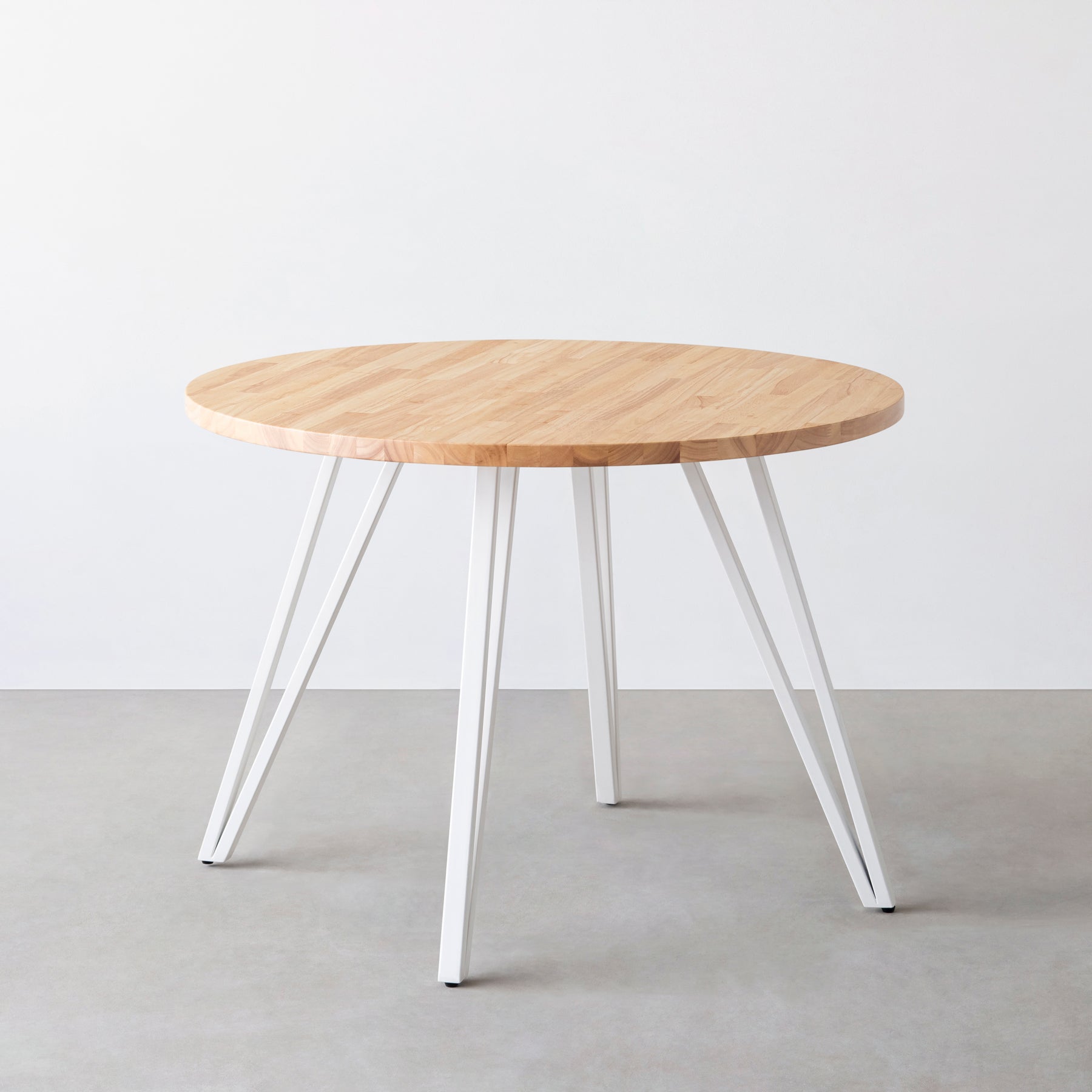 Kanademono のラバーウッドの大型カフェテーブル