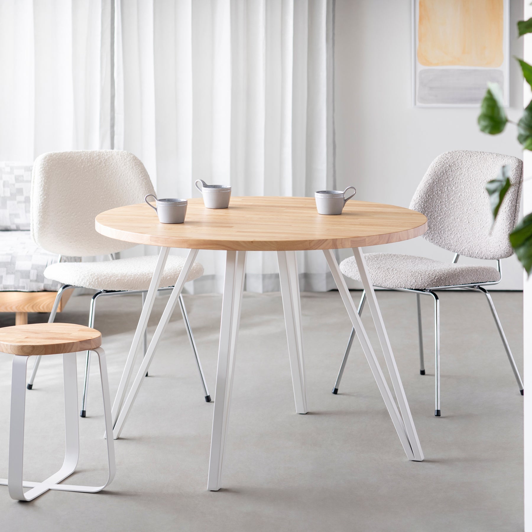 Kanademono のラバーウッドの大型カフェテーブル