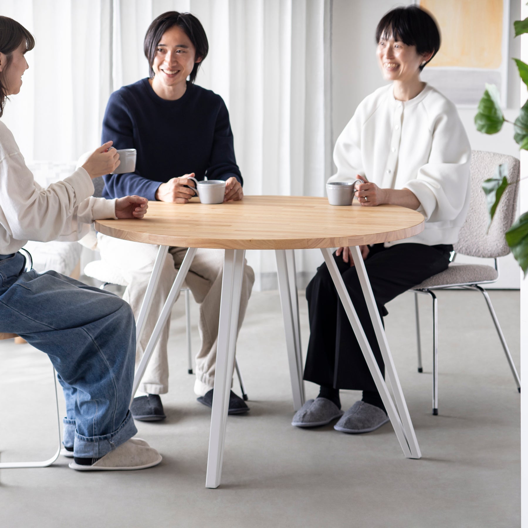 Kanademono のラバーウッドの大型カフェテーブル