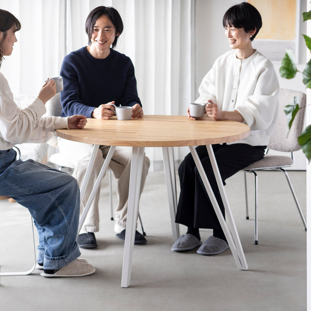 Kanademono のラバーウッドの大型カフェテーブル