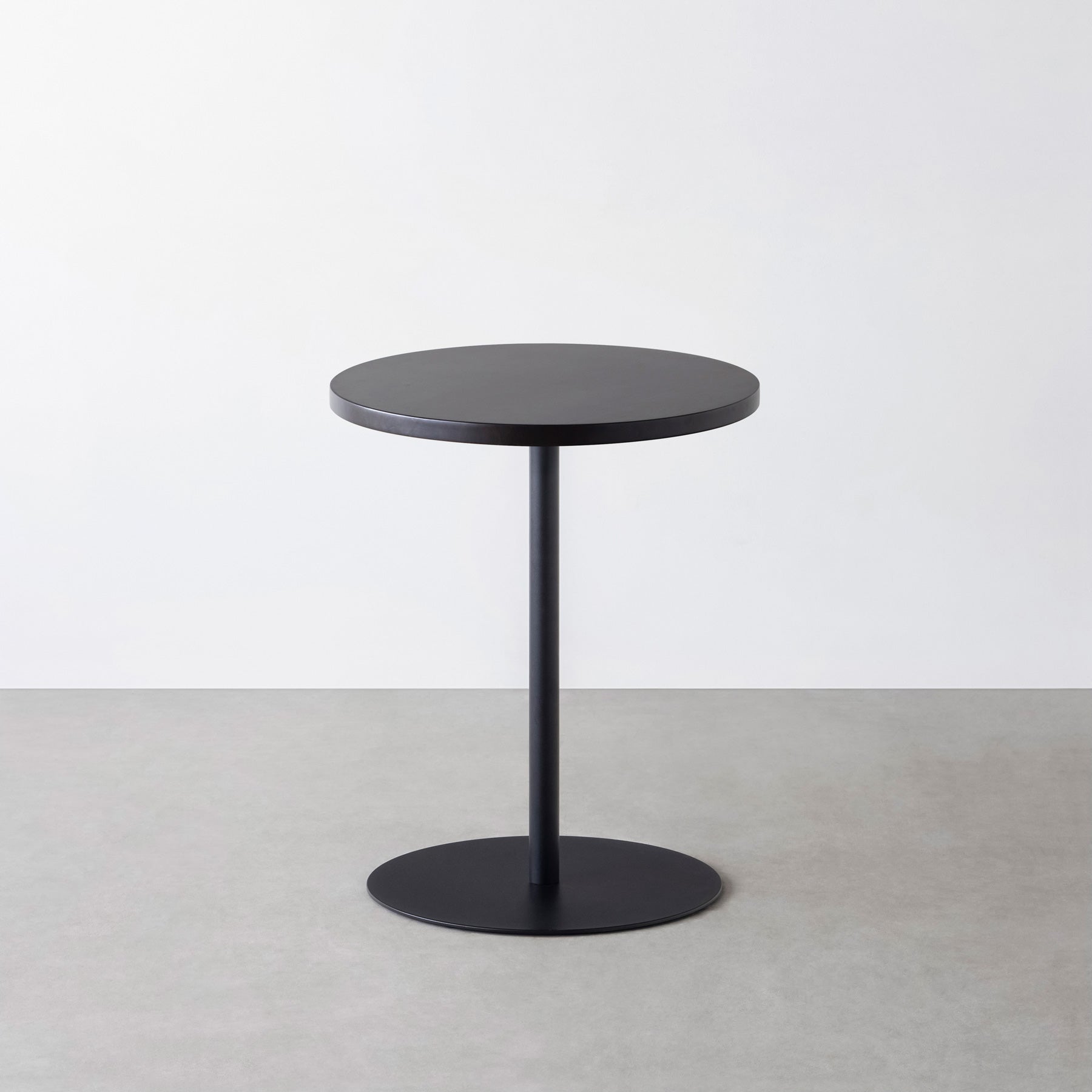 Kanademonoのラバーウッドのコンパクトな1本脚のテーブル