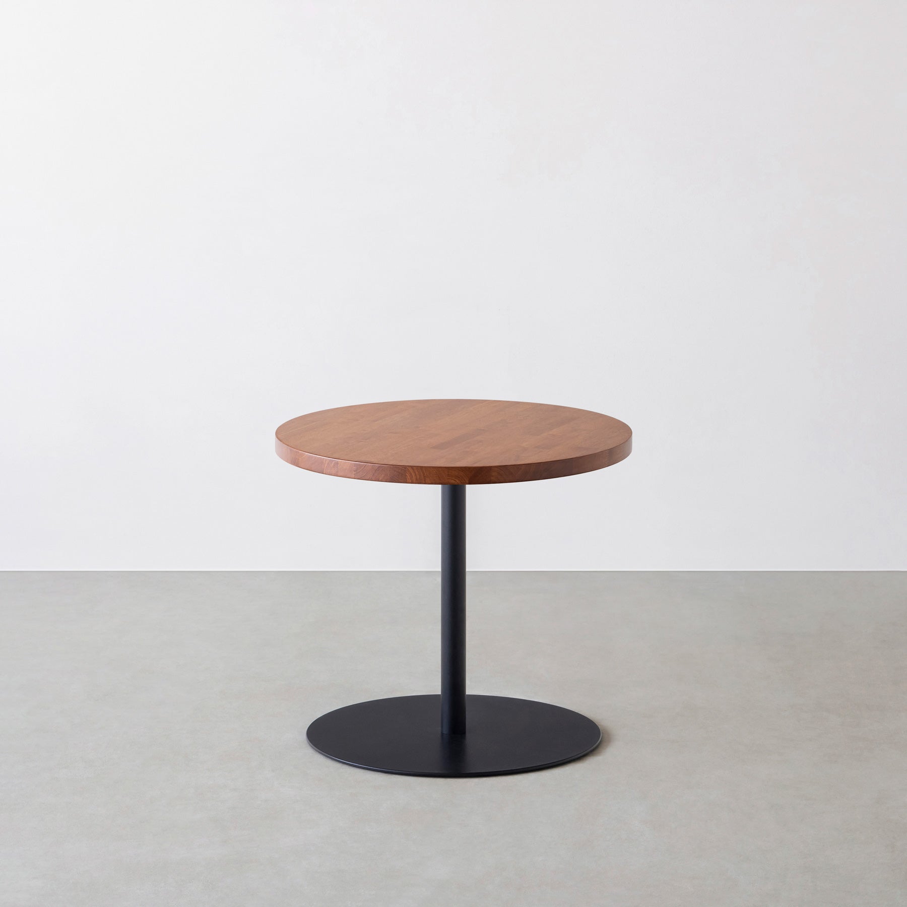 Kanademonoのラバーウッドのコンパクトな1本脚のテーブル