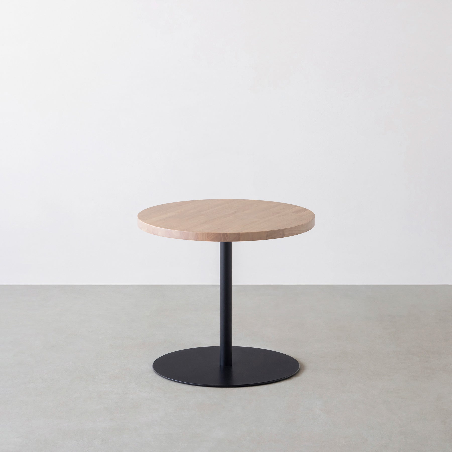 Kanademonoのラバーウッドのコンパクトな1本脚のテーブル