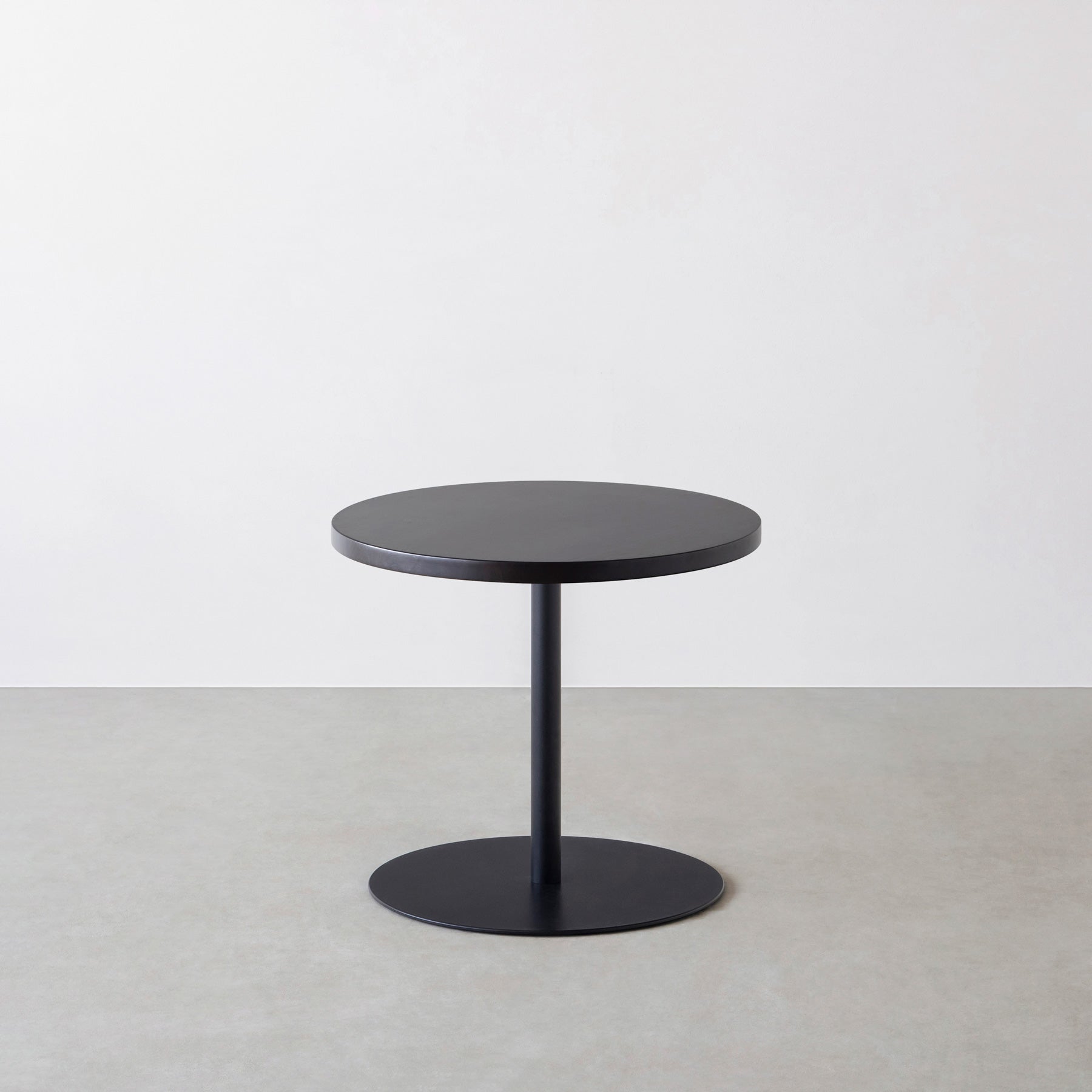 Kanademonoのラバーウッドのコンパクトな1本脚のテーブル