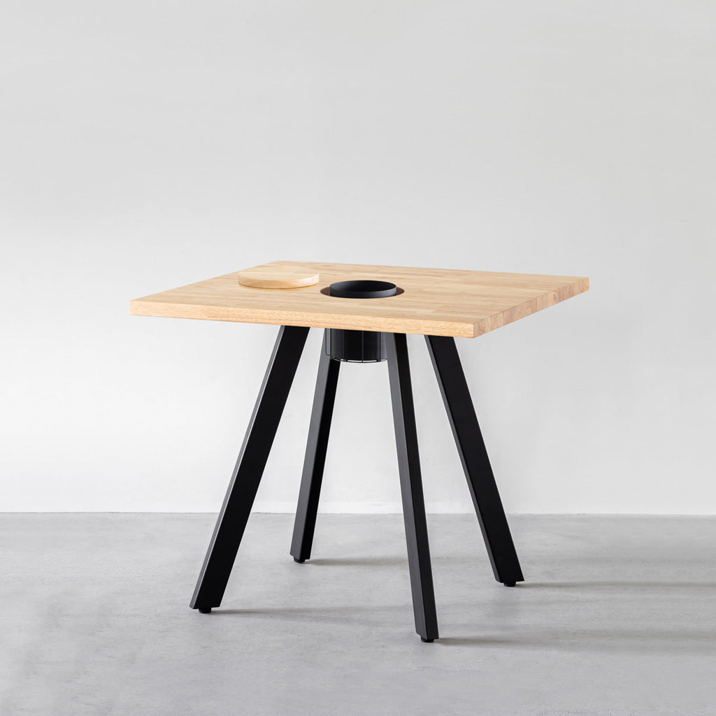 KANADEMONOのワイヤーバスケット付きのスクエアラバーウッド材ナチュラルカラー天板にマットブラックの4pinアイアン脚を組み合わせたカフェテーブル