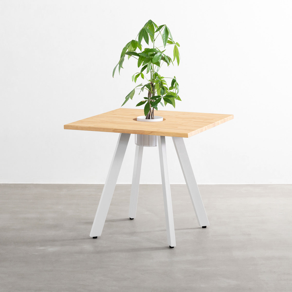 KANADEMONOのワイヤーバスケット付きのラバーウッド材ナチュラルのスクエア天板にマットホワイトの4pinアイアン脚を組み合わせたカフェテーブル（バスケット使用例）