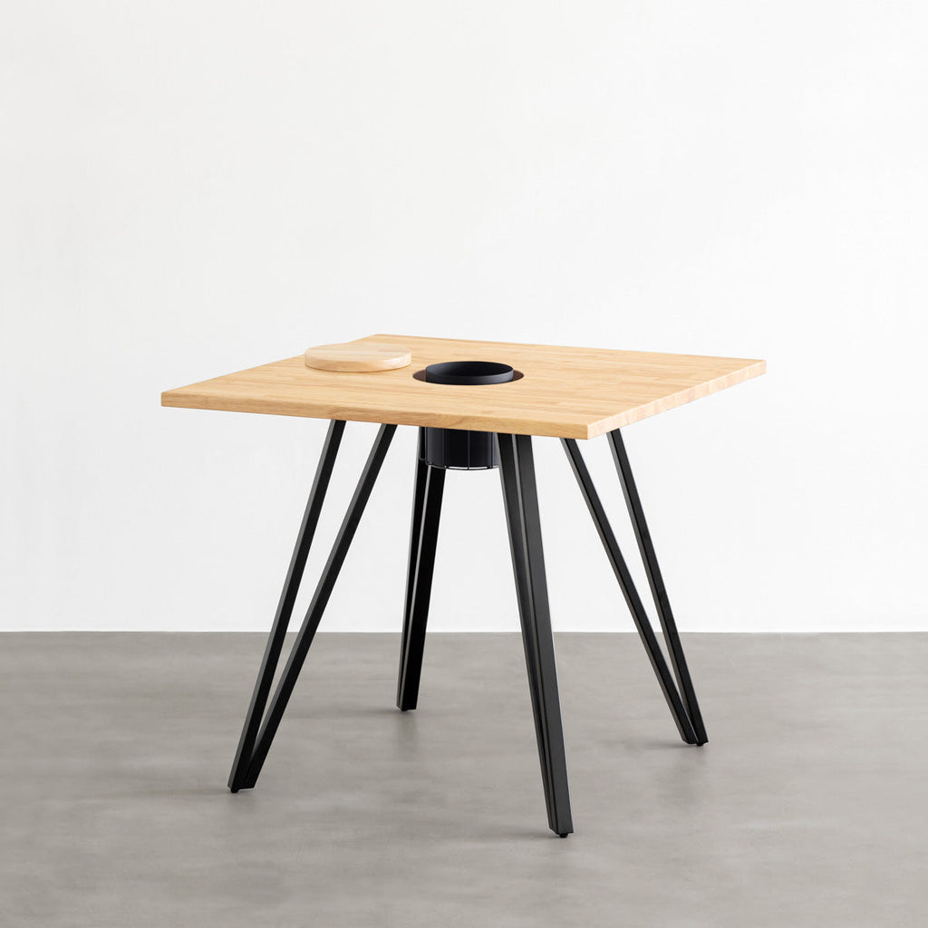 KANADEMONOのワイヤーバスケット付きのラバーウッド材ナチュラルのスクエア天板にマットブラックのトライアングル鉄脚を組み合わせたカフェテーブル
