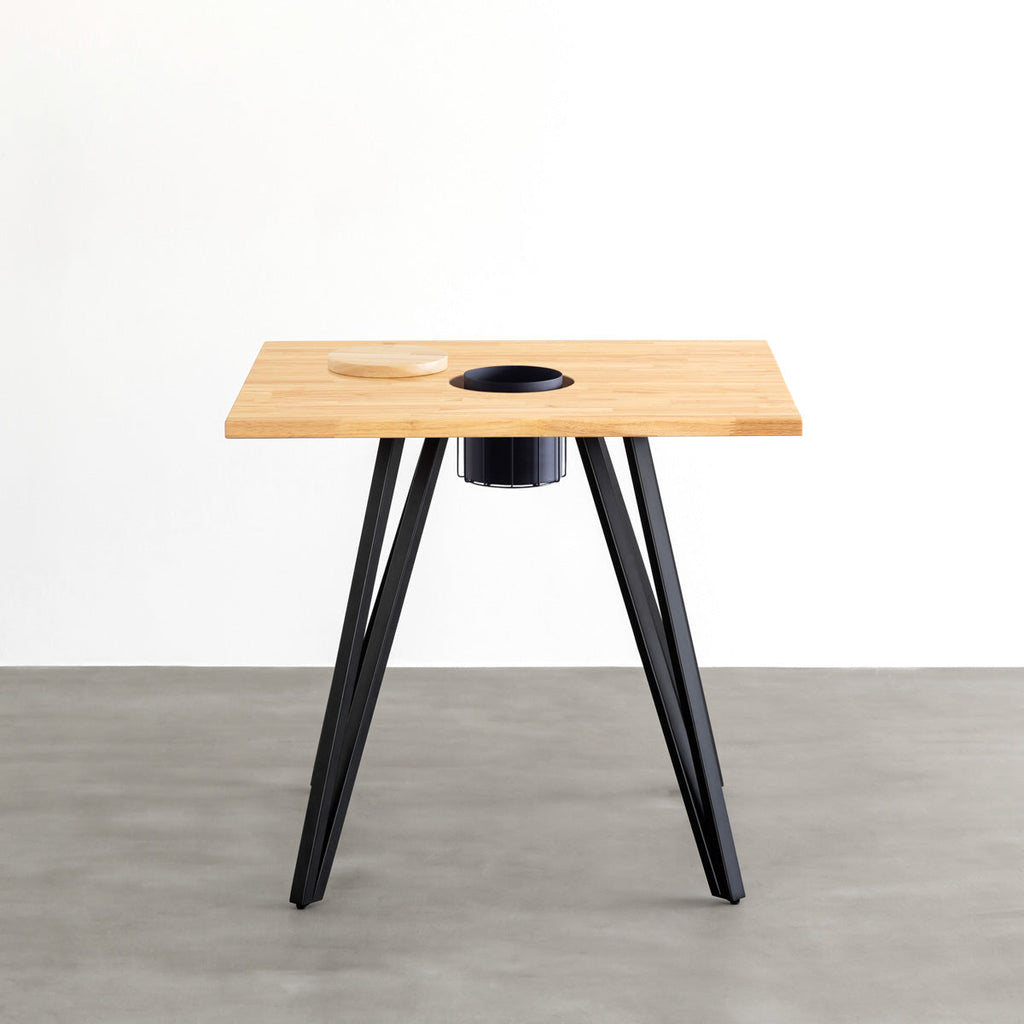 KANADEMONOのワイヤーバスケット付きのラバーウッド材ナチュラルのスクエア天板にマットブラックのトライアングル鉄脚を組み合わせたカフェテーブル（正面）