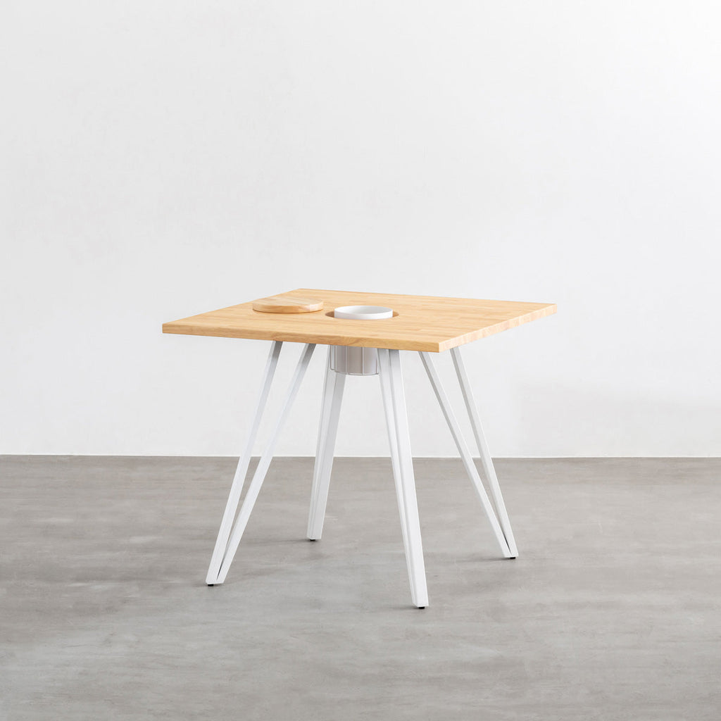 KANADEMONOのワイヤーバスケット付きのラバーウッド材ナチュラルのスクエア天板にマットホワイトのトライアングル鉄脚を組み合わせたカフェテーブル