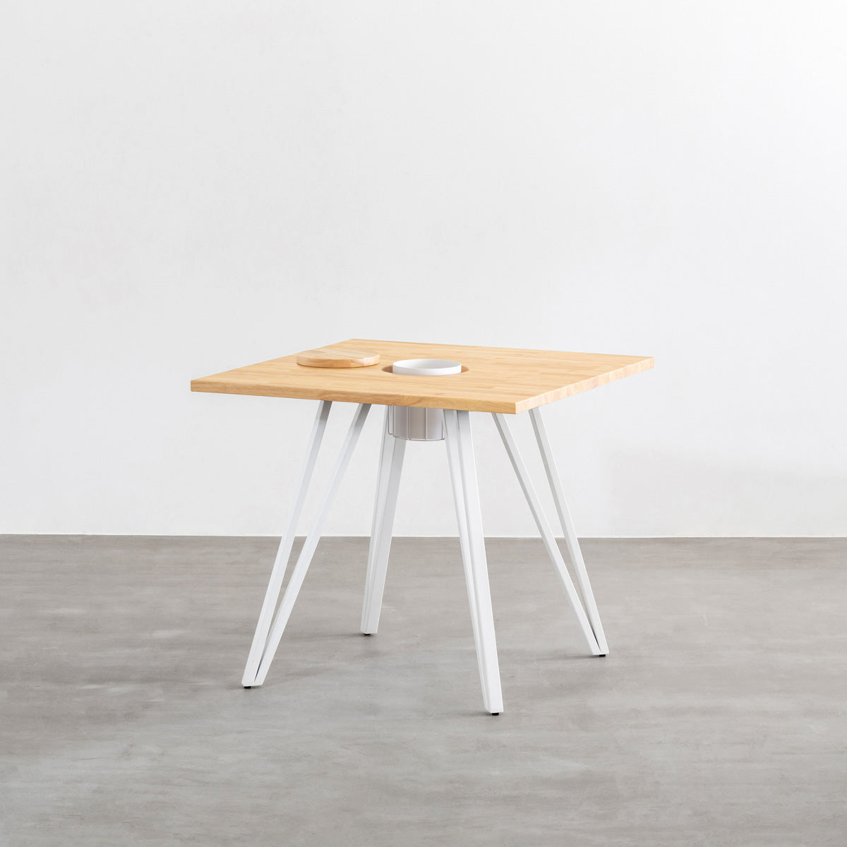 KANADEMONOのワイヤーバスケット付きのラバーウッド材ナチュラルのスクエア天板にマットホワイトのトライアングル鉄脚を組み合わせたカフェテーブル